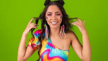 Cuidados simples ajudam a manter a saúde do cabelo no Carnaval (Imagem: Bernardo Emanuelle | Shutterstock)