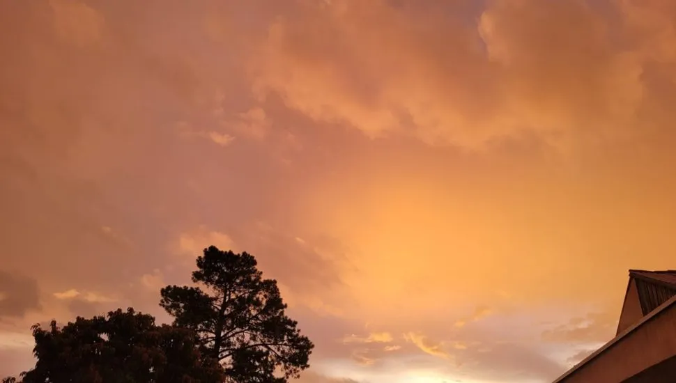 céu laranja em curitiba
