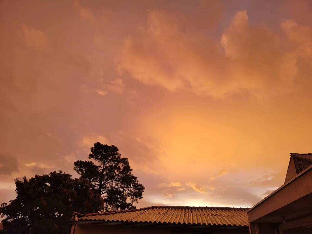 céu laranja em curitiba