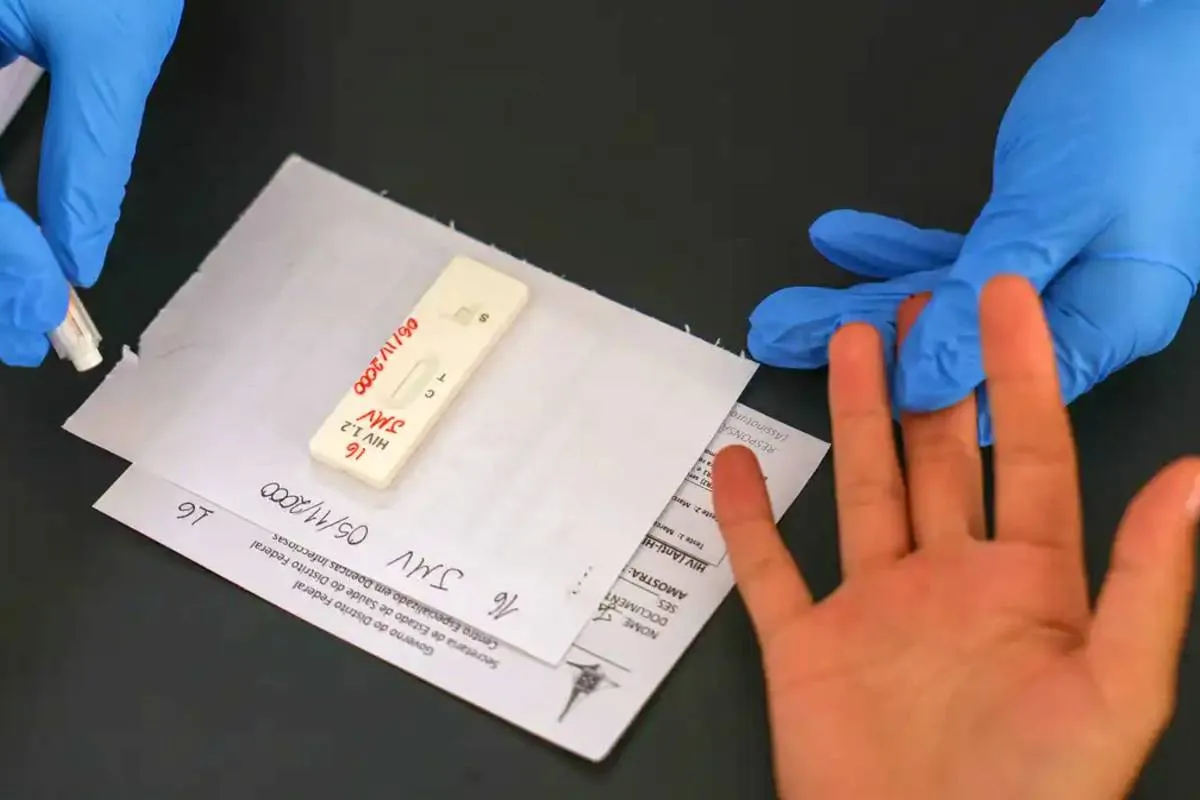 Imagem mostra ume pessoa fazendo teste de sangue.