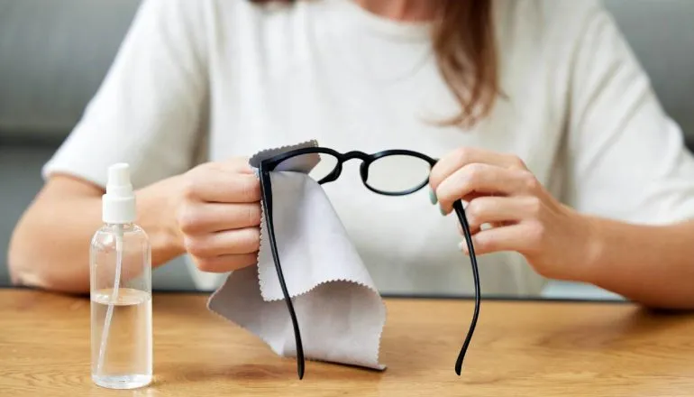 Como limpar óculos do jeito certo: guia completo evita riscos, manchas e deixa as lentes brilhando