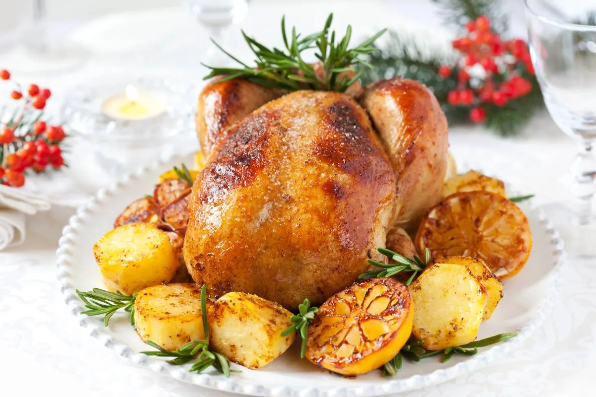 Imagem mostra um belo e suculento frango assado.