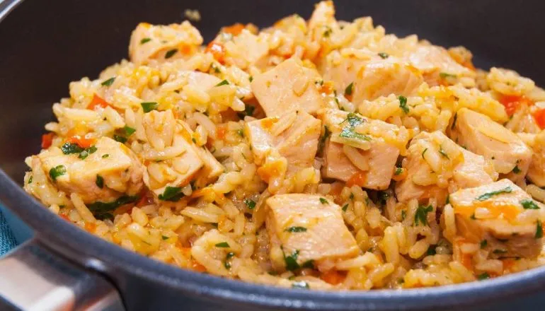 Imagem mostra um belo risoto de frango.