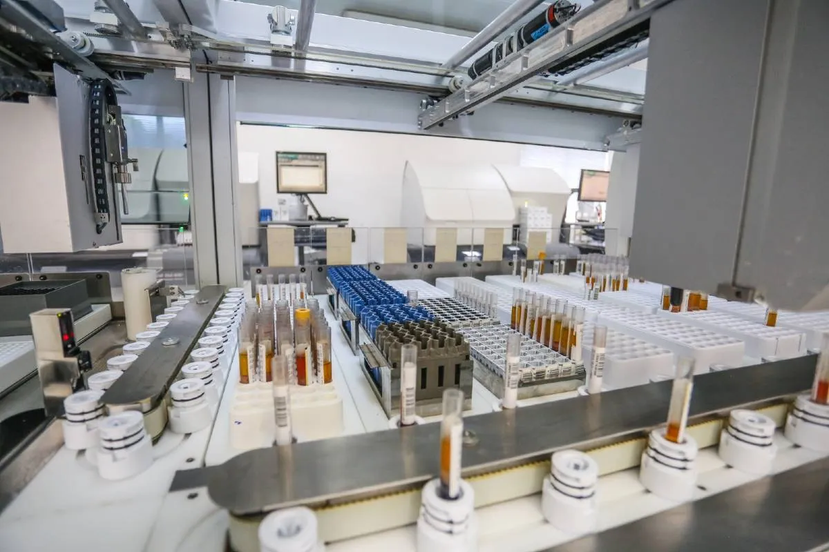 Imagem mostra um laboratório com tubos de ensaio e demais itens de saúde.