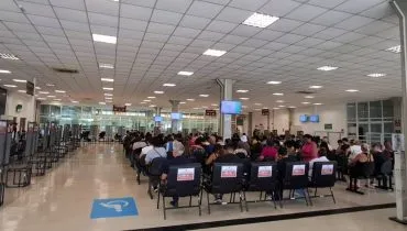Imagem mostra a fila para atendimentos nos guichês do TRE-PR, no Parolin