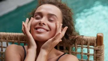 Controlar o brilho da pele no verão passa por equilibrar a oleosidade sem agredir a proteção natural do rosto (Imagem: puhhha | Shutterstock)