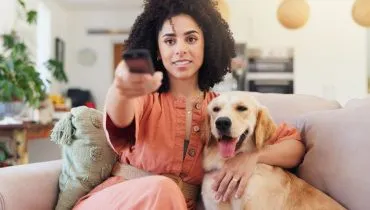 As novelas são uma fonte criativa de inspiração para nomes de cachorros (Imagem: PeopleImages | Shutterstock)