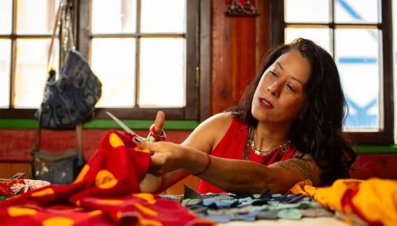 Oficina em Curitiba transforma roupas usadas em peças autorais