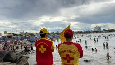 Bombeiros do Paraná divulgam perfil da vítima de afogamento para alertar banhistas no litoral