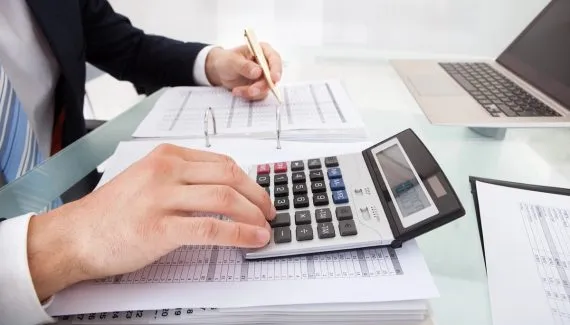 Muitas contas em janeiro? Saiba como equilibrar os gastos e ainda investir