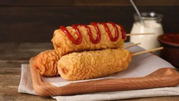 Imagem mostra um tradicional Corn Dog Coreano.