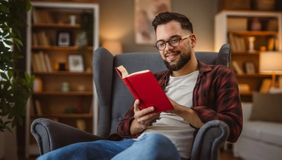 Ler é uma forma de compreender melhor o mundo atual e refletir sobre os desafios sociais (Imagem: Miljan Zivkovic | Shutterstock)