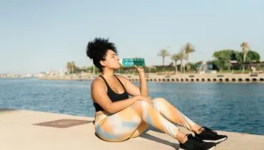 A retenção de líquido é uma resposta do corpo aos dias de calor (Imagem: Renata Photography | Shutterstock)