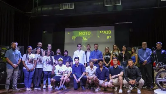 Curitiba lança campanha de segurança no trânsito com moto de acidentes fatais