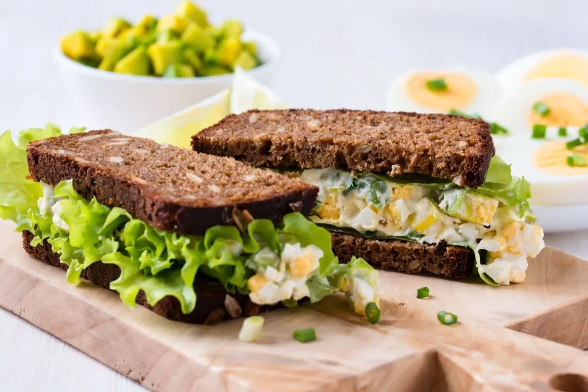 Sanduíche de abacate com ovo (Imagem: istetiana | Shutterstock)