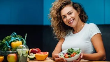 A combinação entre alimentação equilibrada e exercícios é essencial para preservar músculos e ossos na menopausa (Imagem: EZ-Stock Studio | Shutterstock)