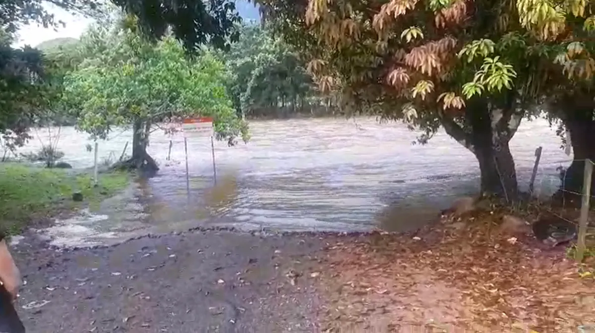 Família arrastada por ‘cabeça d’água’ é resgatada em rio de Guaratuba