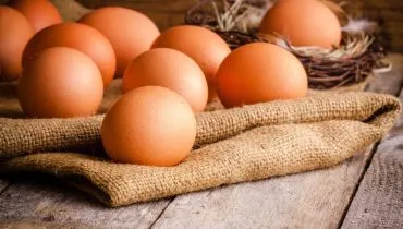 Imagem mostra uma cesta com ovos.