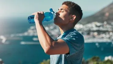 No verão, o cuidado com a hidratação deve ser redobrado (Imagem: PeopleImages | Shutterstock)