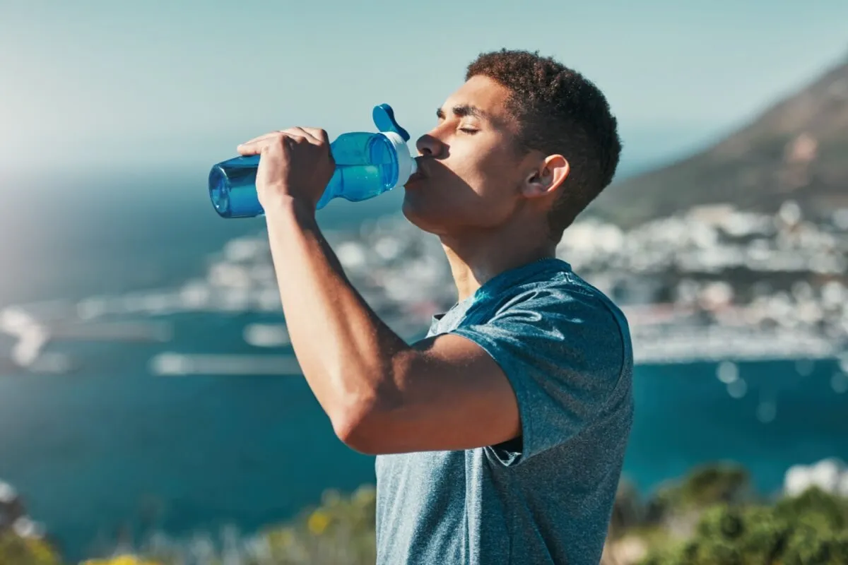 No verão, o cuidado com a hidratação deve ser redobrado (Imagem: PeopleImages | Shutterstock)