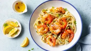 Macarrão com camarão ao limão e ervas (Imagem: Anna_Pustynnikova | Shutterstock)