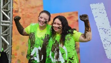 Imagem mostra a festa e o banho de lama com os aprovados no vestibular da UFPR 2026.