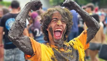 Imagem mostra a festa e o banho de lama com os aprovados no vestibular da UFPR 2026.