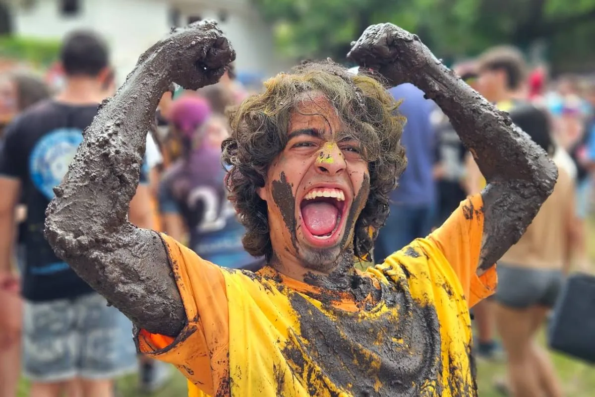 Imagem mostra a festa e o banho de lama com os aprovados no vestibular da UFPR 2026.