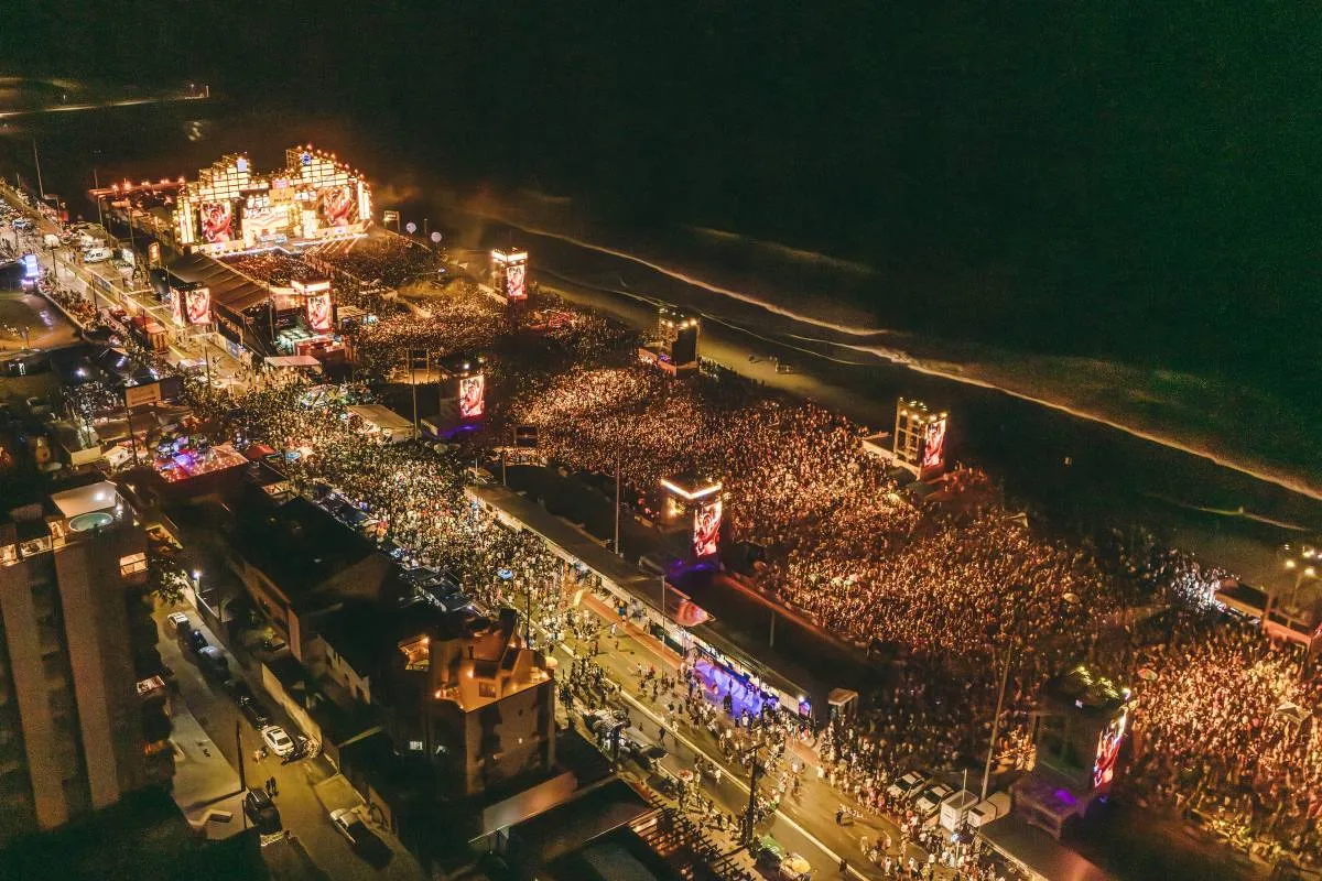 Imagem mostra o público curtindo o Verão Maior no litoral do Paraná.