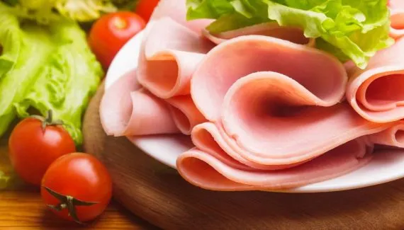 Presunto é tão cancerígeno quanto cigarro? OMS explica polêmica