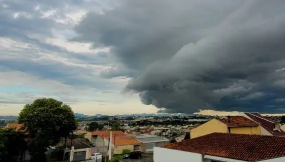 Alerta laranja: Chuva forte e ventos chegam a Curitiba neste fim de semana