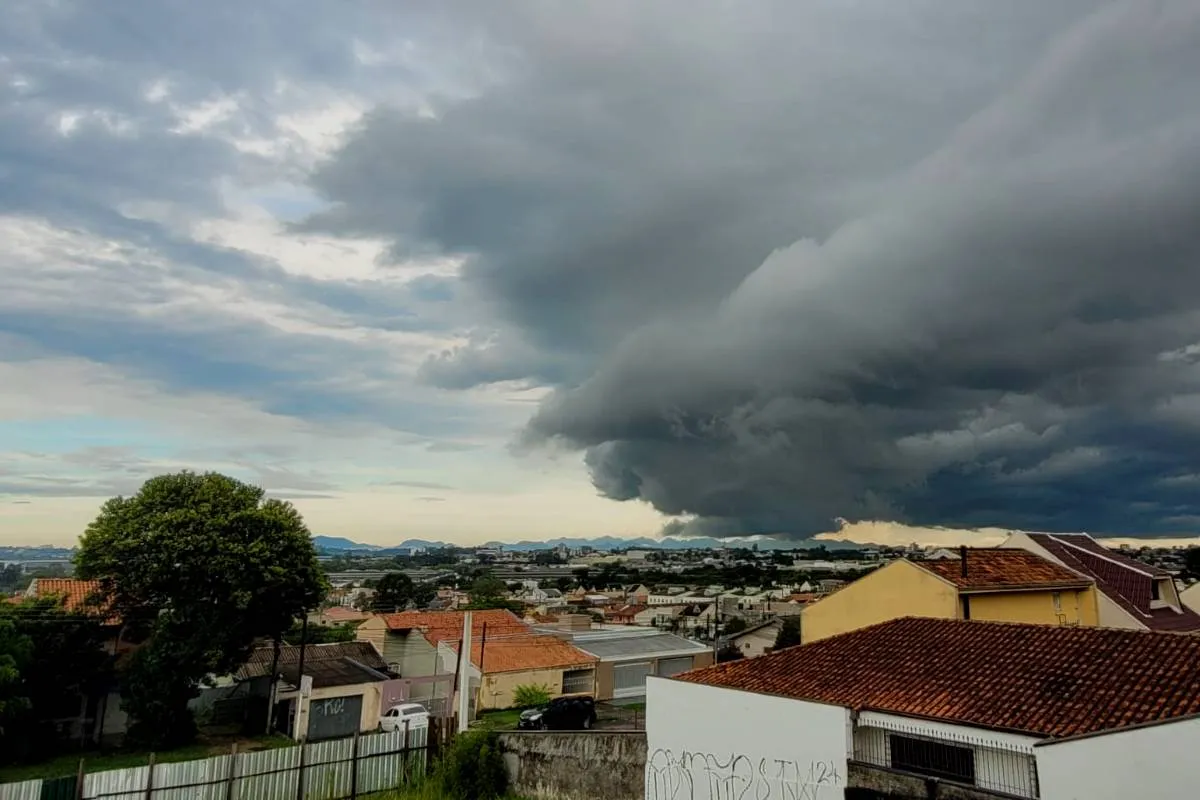 Imagem mostra o avanço de uma grande nuvem de chuva em Curitiba