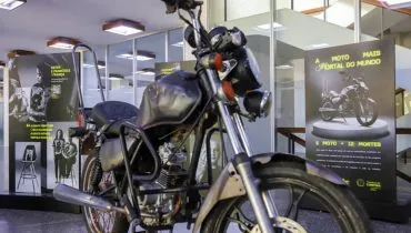 Imagem mostra uma moto recriada a partir de motos acidentadas e com mortes.