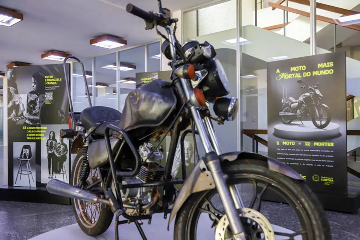 Imagem mostra uma moto recriada a partir de motos acidentadas e com mortes.