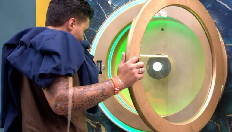 Imagem mostra o participante Pedro do BBB 26 apertando o botão para desistir do programa.