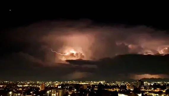 Tempestade com 5,5 mil raios no Litoral cria espetáculo perigoso; Vídeo