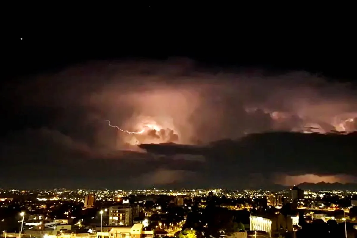 Imagem mostra raios atingindo o litoral do Paraná vistos de Curitiba.