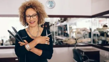 A profissão de cabeleireiro transforma histórias, gera renda e cria futuros (Imagem: Jacob Lund | Shutterstock)