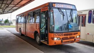 Imagem mostra um ônibus da linha Contenda, em Curitiba,