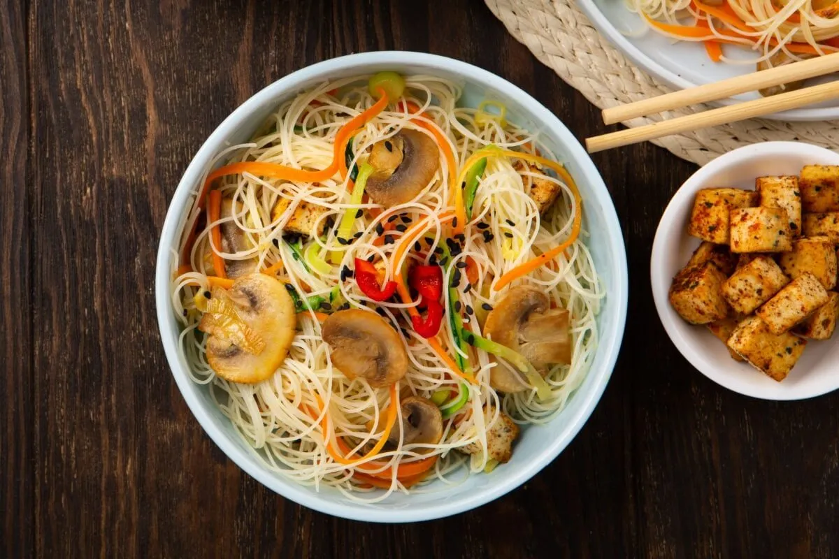 Macarrão de arroz com tofu, cogumelo e legumes salteados (Imagem: Julia Metkalova | Shutterstock)