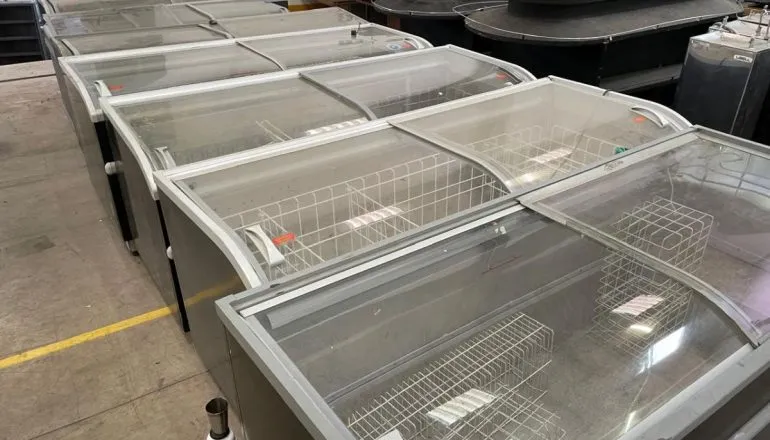 Móveis de supermercado vendido vão a leilão em Curitiba