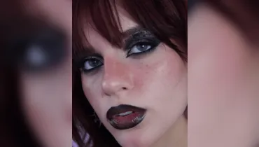 Em meio à folia de 2026, a maquiagem gótica ganha protagonismo ao oferecer um visual conceitual que valoriza identidade e um dark contemporâneo (Imagem: Keira Riff | Divulgação)