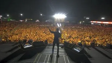 cantor gustavo lima s apresenta para multidão em Salvador (BA)