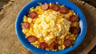 Cuscuz com ovos mexidos e calabresa (Imagem: Estudio Originar | Shutterstock)