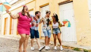 O calor extremo no Carnaval pode aumentar o desconforto vascular (Imagem: Kleber Cordeiro | Shutterstock)