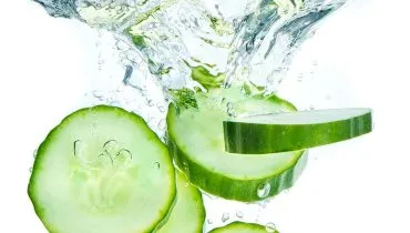 Imagem mostra fatias de pepino mergulhadas em água