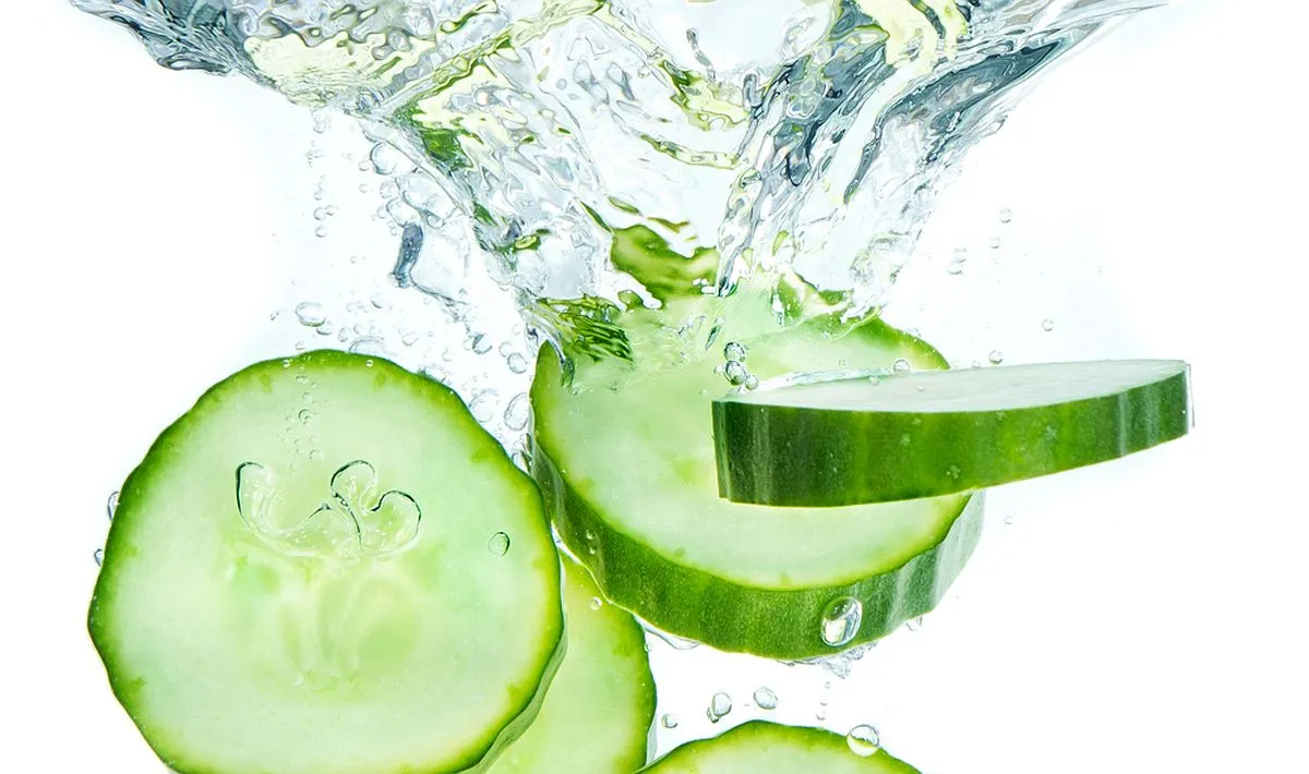 Imagem mostra fatias de pepino mergulhadas em água