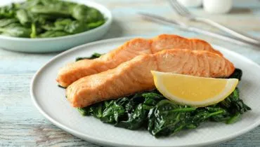 Salmão grelhado com espinafre (Imagem: New Africa | Shutterstock)