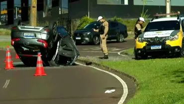 Acidente ocorreu justamente num local polêmico da rotatória. Quem tem que parar?