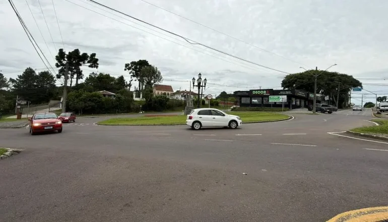 Rotatória em Santa Felicidade deixa motoristas confusos com ordem de tráfego inusitada.